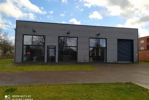 Bâtiment industriel à Sint-Niklaas avec diverses possibilités à vendre